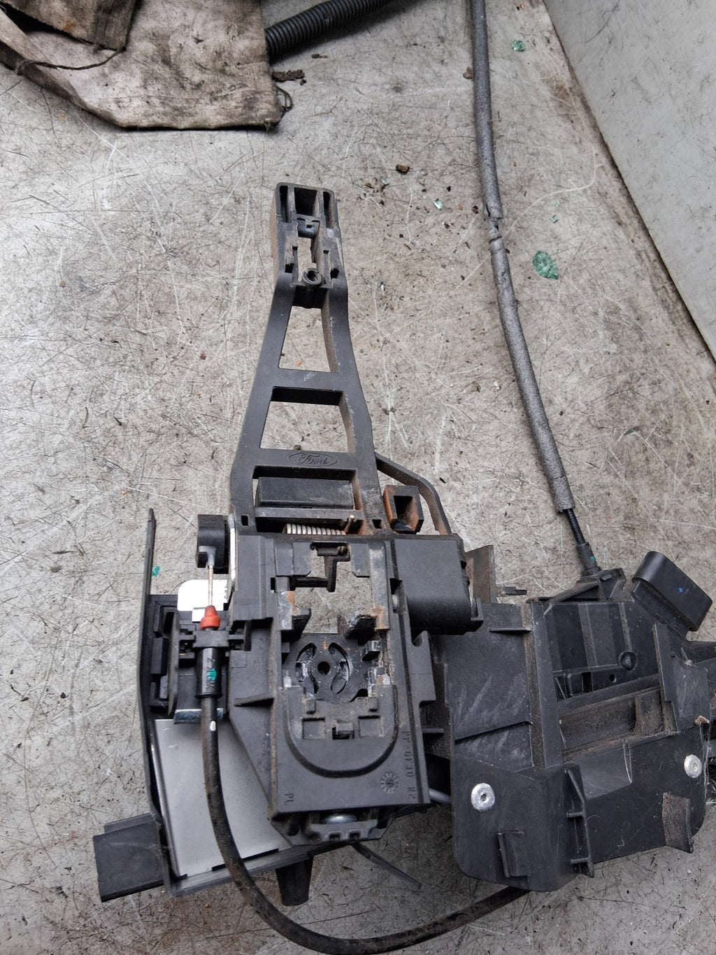 2011 FORD FOCUS DOOR LOCK CATCH MECHANISM 921758-102