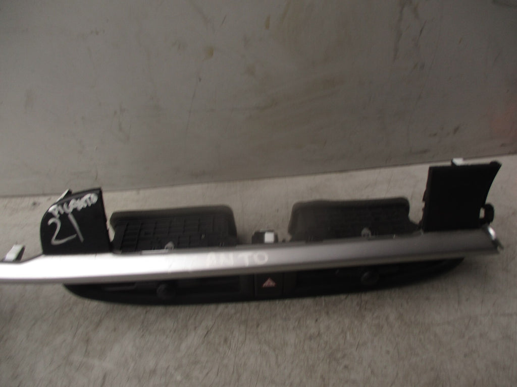 2021 KIA PICANTO MK3 JA DASHBOARD CENTRE AIR VENTS TRIM PANEL WITH HAZARD SWITCH
