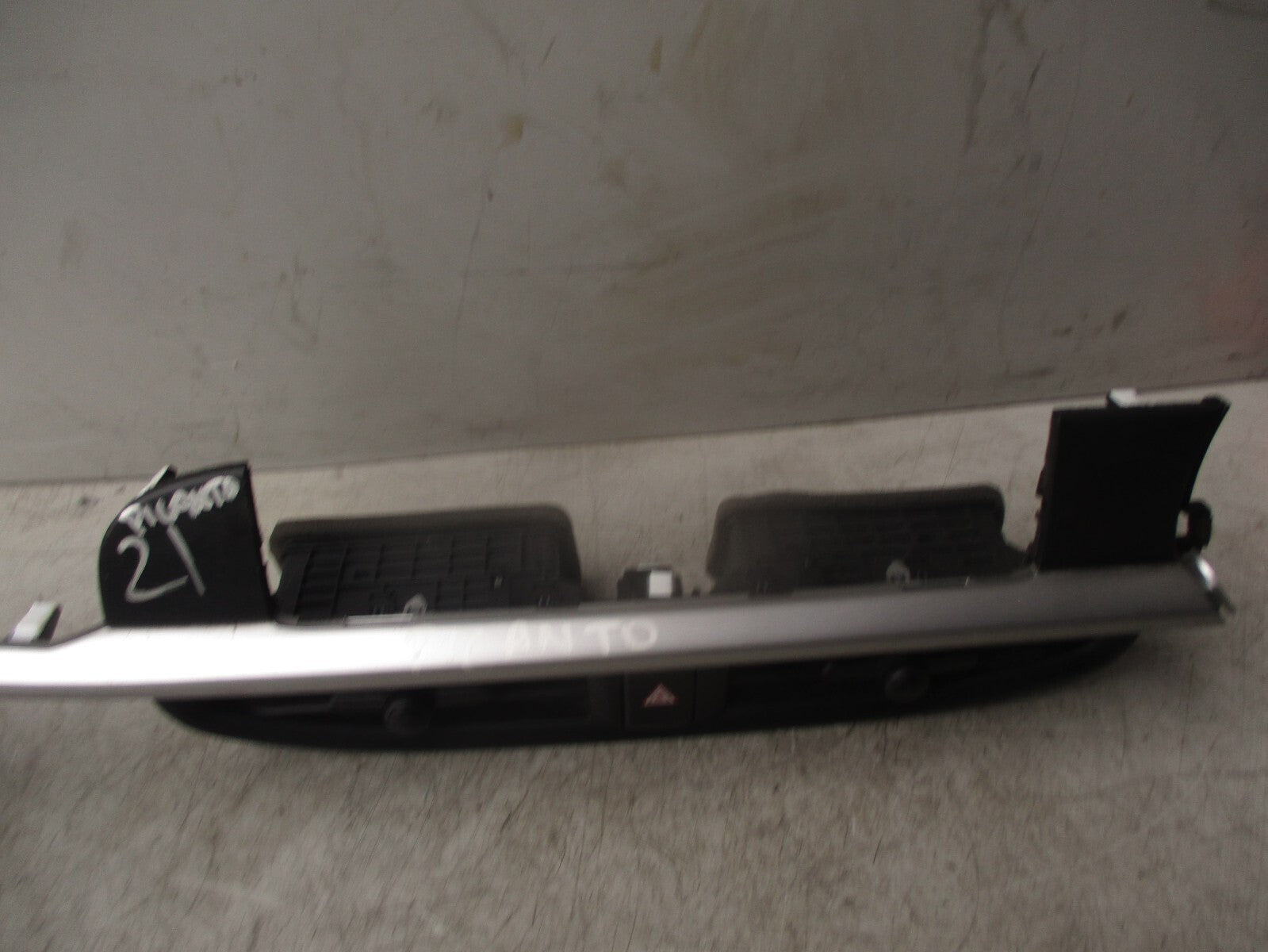 2021 KIA PICANTO MK3 JA DASHBOARD CENTRE AIR VENTS TRIM PANEL WITH HAZARD SWITCH