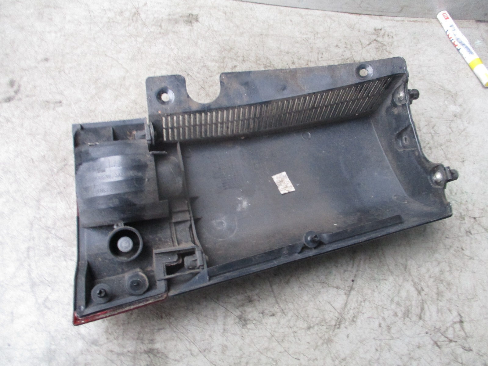 VAUXHALL MERIVA A MK1 2009 NSR PASSENGER SIDE TAILLIGHT CORNER TRIM 13130027