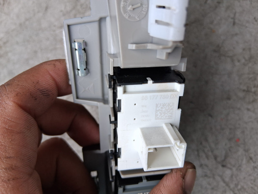2024 DS AUTOMOBILES DS 7 NS PASSENGER SIDE CENTER WINDOW SWITCH PANEL 98177784DX