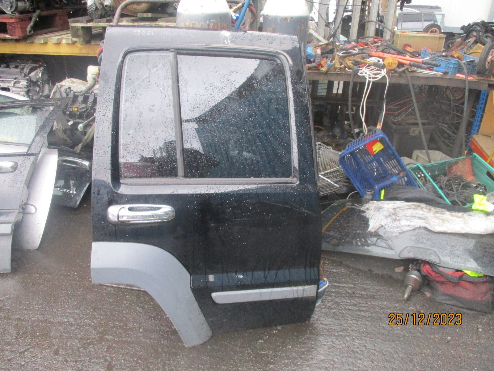 2006 JEEP CHEROKEE MK3 OSR DRIVER SIDE REAR COMPLETE DOOR BLACK