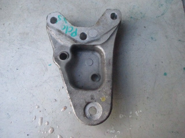 2005 VW VOLKSWAGEN POLO ENGINE MOUNT BRACKET 6Q0199185M
