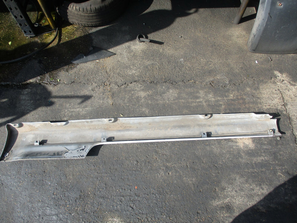 FORD FOCUS MK2 OS DRIVER SIDE SKIRT WHITE