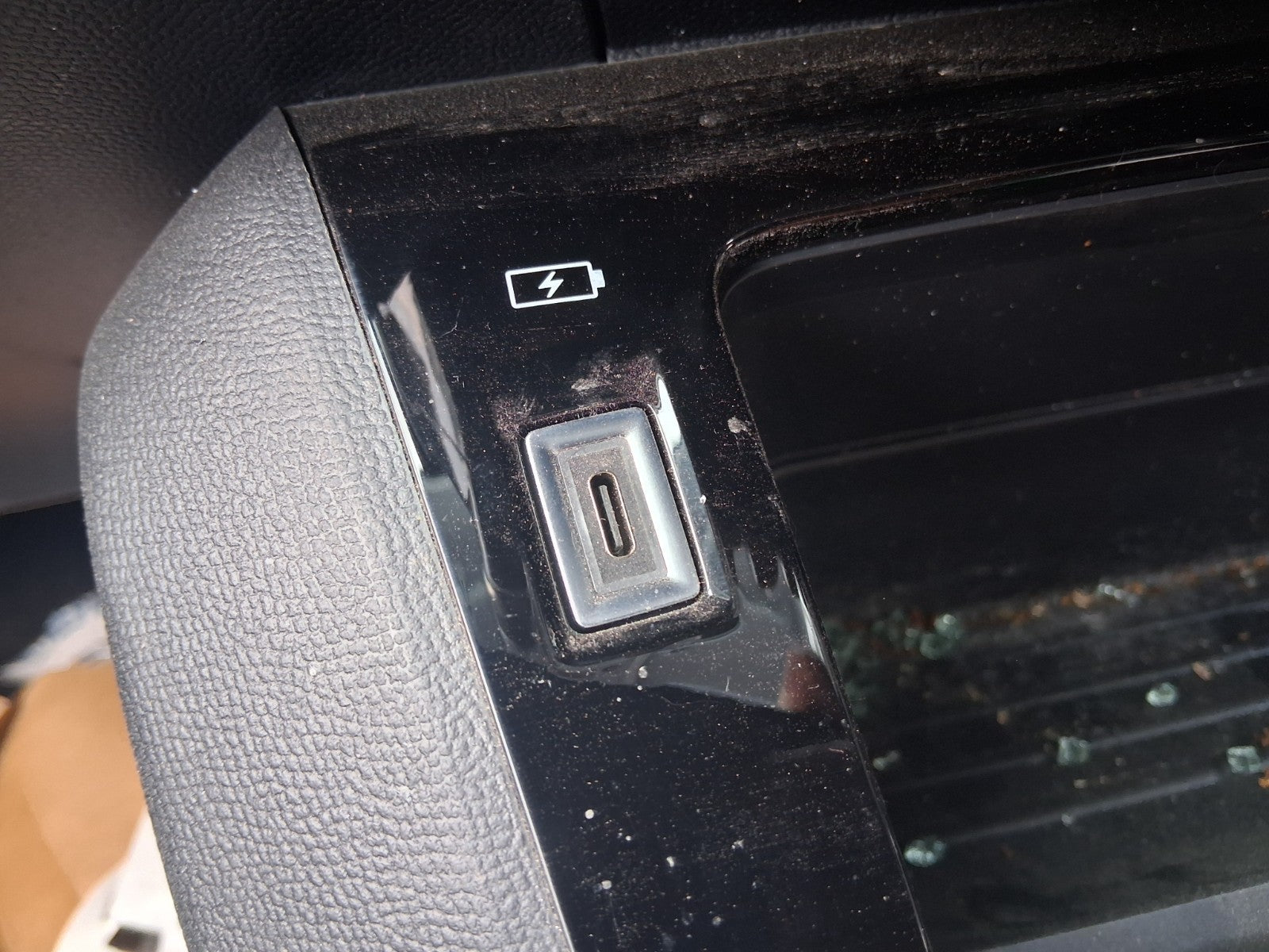 PEUGEOT 208 MK2 2025 CENTRE CONSOLE TRIM WITH USC PORT