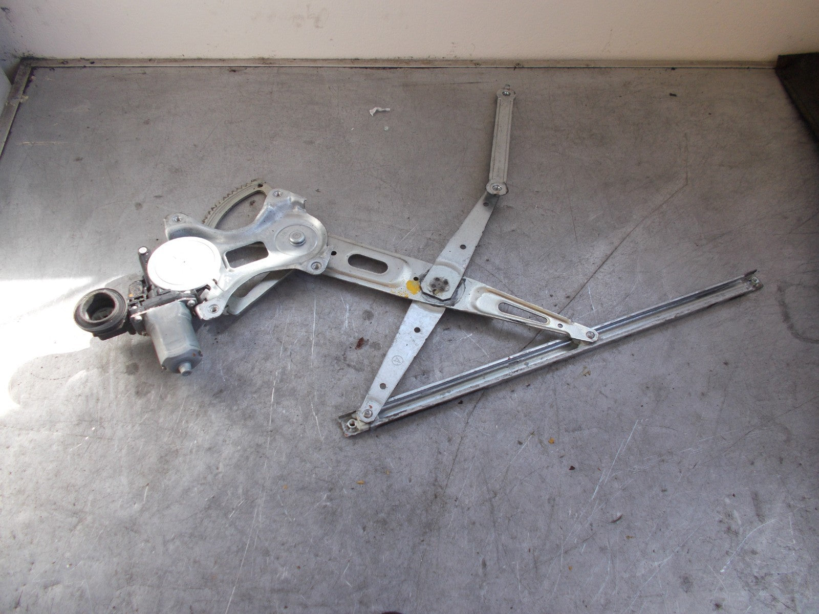 LEXUS IS XE20 (MK2) NSF PASSENGER SIDE FRONT WINDOW REGULATOR 85730-58010