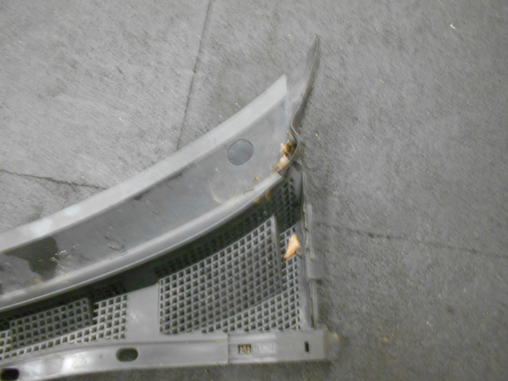 MAZDA 3 BK 2005 SCUTTLE PANEL WINDSCREEN WIPER SURROUND TRIM B32H507R1