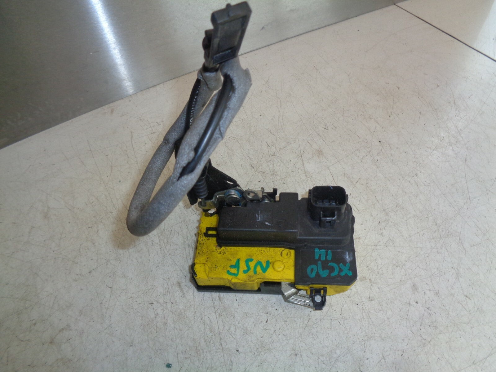 VOLVO XC90 D5 2014 FACELIFT NSF PASSENGER SIDE FRONT DOOR LOCK MECH MECHANISM