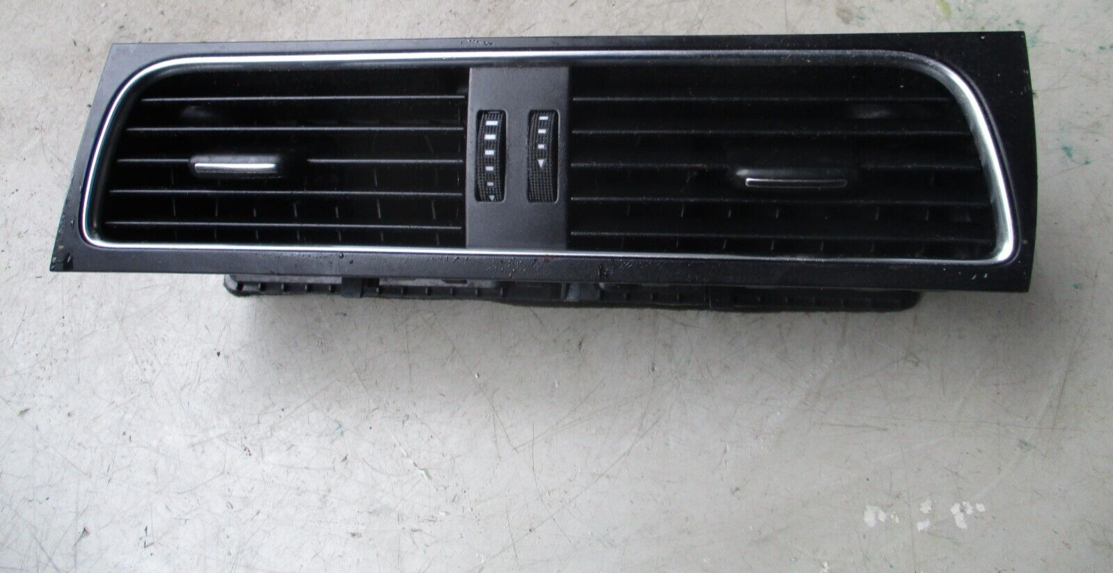 2011 AUDI A4 CENTRE DASHBOARD AIR VENT 8T2820951B (ref s)