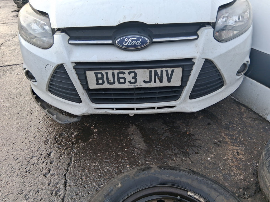 2013 FORD FOCUS MK3 HATCHBACK COMPLETE FRONT BUMPER WITH GRILL & FOG LIGHTS