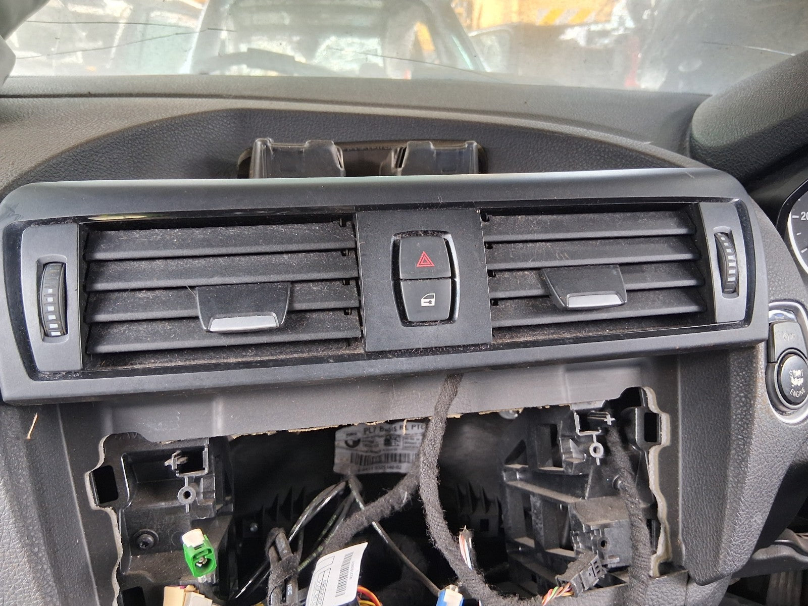 2014 BMW 1 SERIES F20 3 DOOR FRONT DASHBOARD CENTRE AIR VENT WITH HAZARD SWITCH