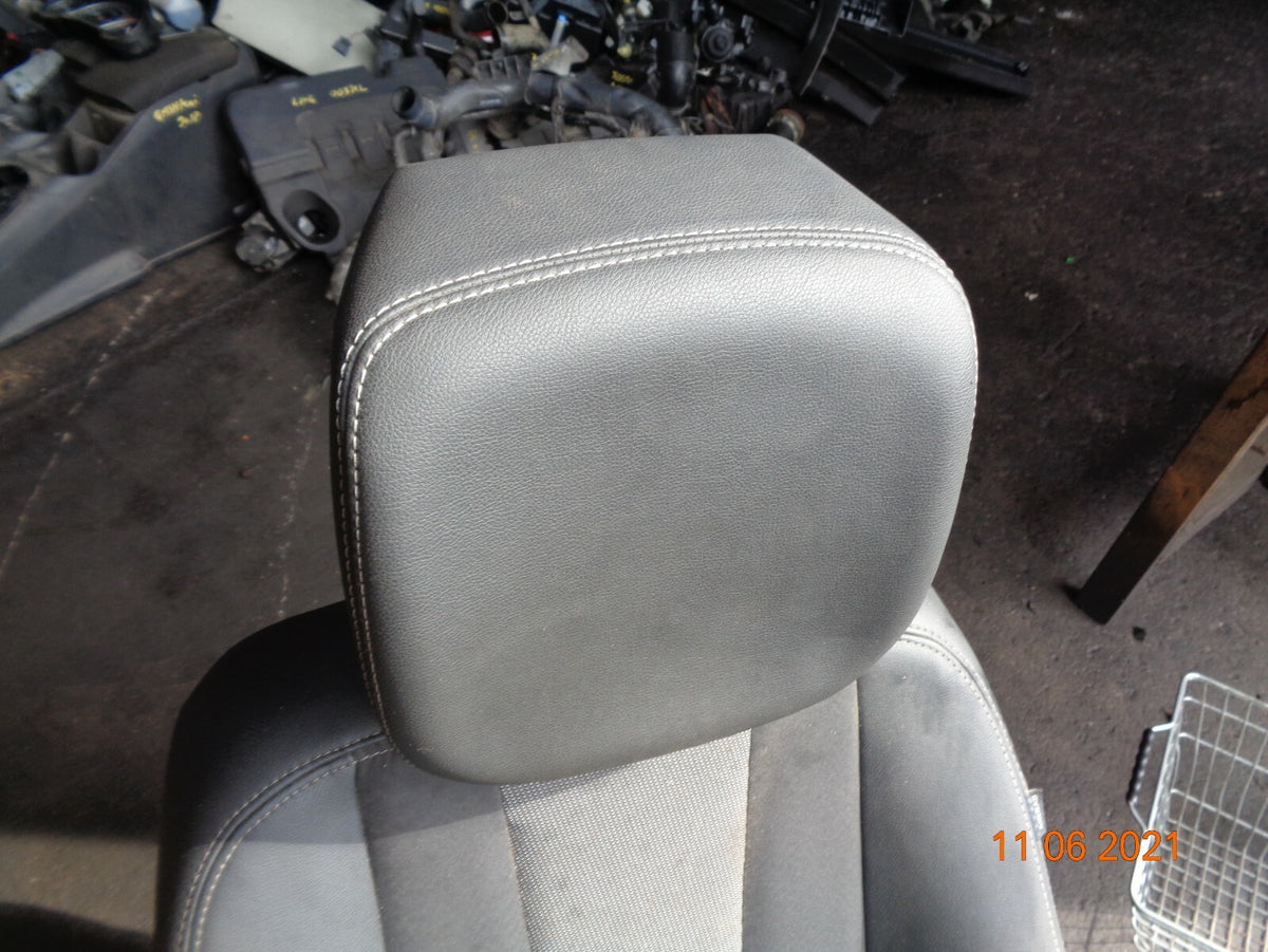 RENAULT MEGANE MK3 2014 NSF PASSENGER SIDE FRONT HALF LEATHER SEAT ASSEMBLY