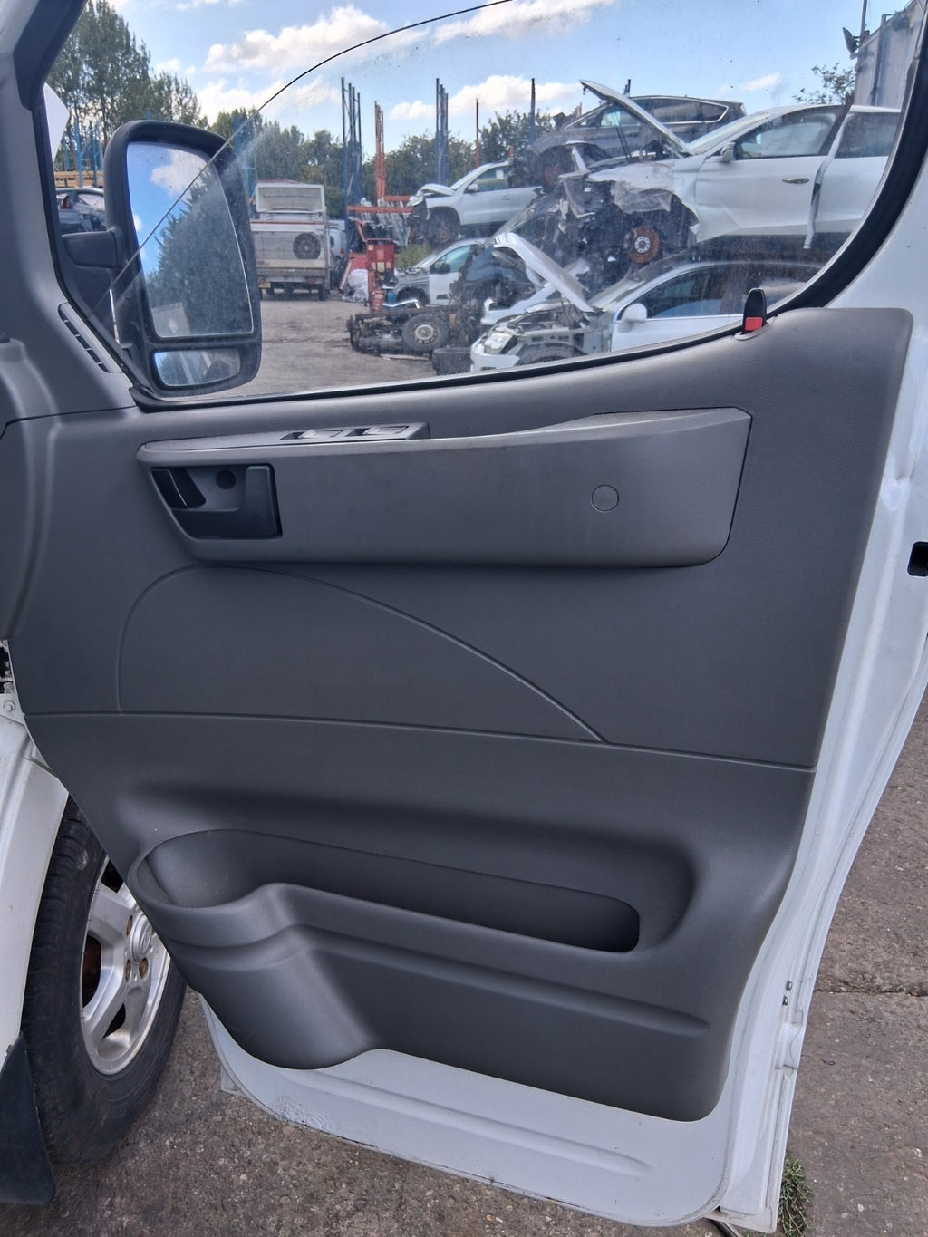 2020 SAIC LDV V80 OSF DRIVER SIDE FRONT RIGHT BARE DOOR WHITE