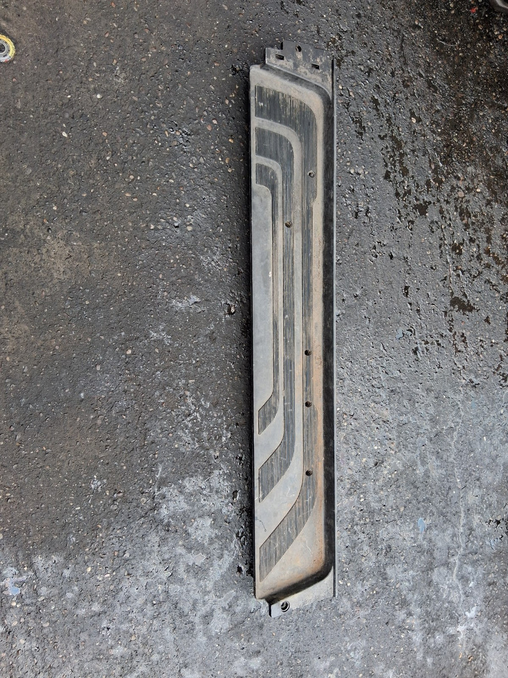2020 MERCEDES BENZ SPRINTER NS PASSENGER SIDE SLIDING DOOR STEP TRIM A9106860500