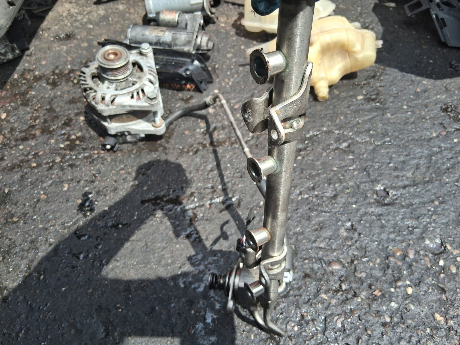 2016 VW VOLKSWAGEN GOLF MK7 1.4 PETROL FUEL RAIL AND PUMP 04E133320D