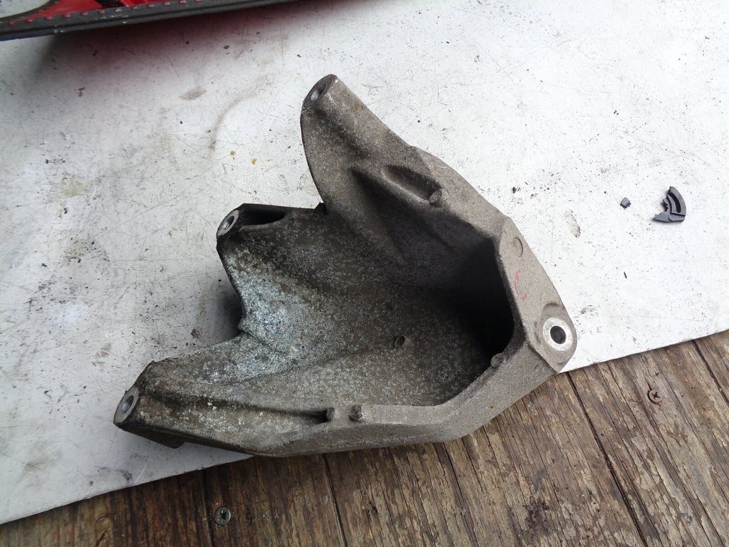 VW VOLKSWAGEN CRAFTER 2015 2.0 TDI DRIVER SIDE ENGINE SUPPORT MOUNTING 03L199308