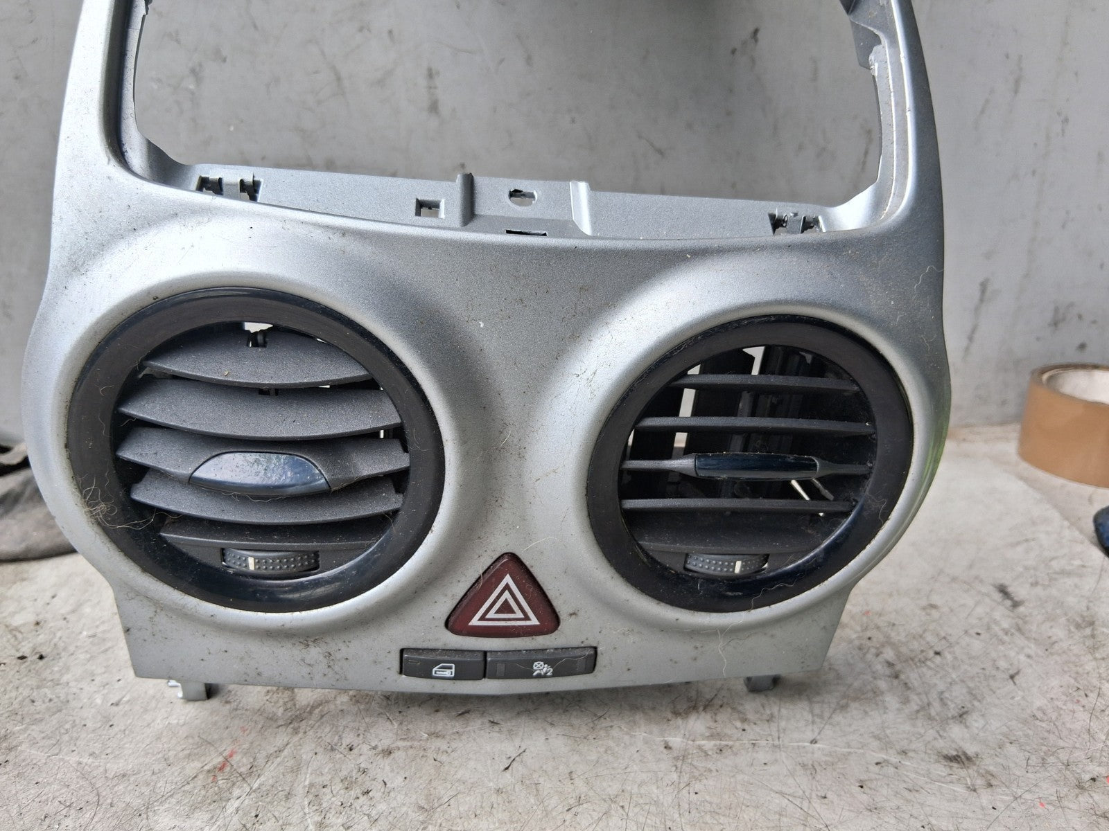 VAUXHALL CORSA D 2011 FRONT DASHBOARD CENTRE AIR VENT & HAZARD SWITCH 460029937