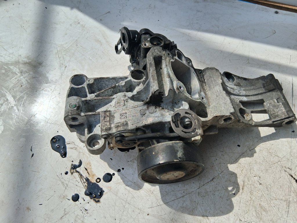 2018 BMW X1 F48 2.0 DIESEL COOLANT WATER PUMP HOUSING 8591719