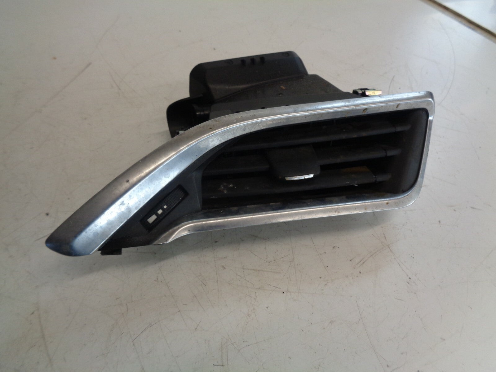 PEUGEOT 208 2016 OS DRIVER SIDE DASHBOARD FRONT AIR VENT GRILL 9673131677
