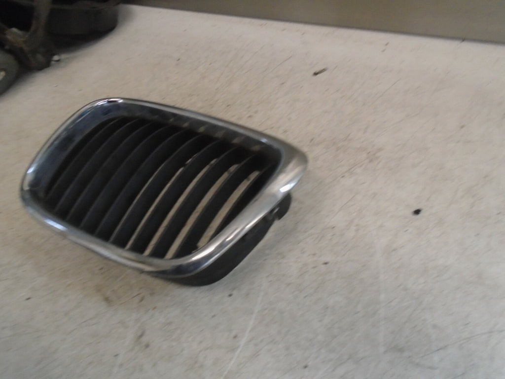 BMW 5 SERIES E39 FRONT LEFT GRILL 81845319