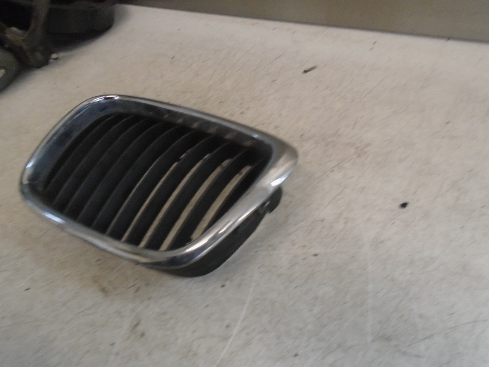 BMW 5 SERIES E39 FRONT LEFT GRILL 81845319