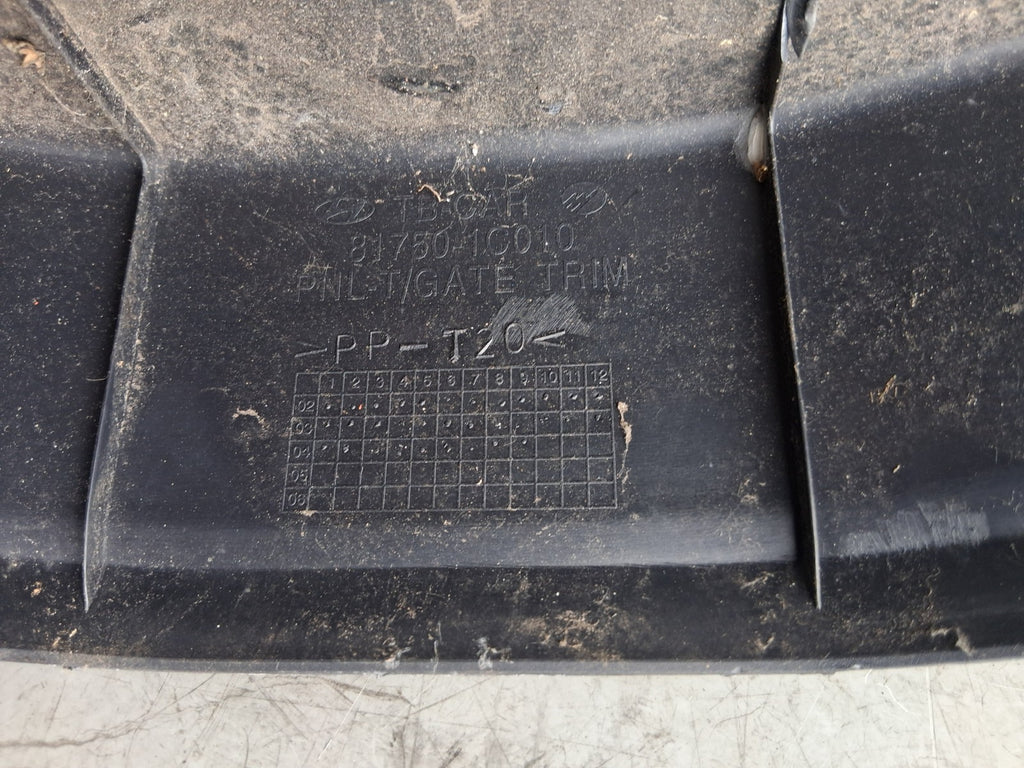 2005 HYUNDAI GETZ REAR TAILGATE BOOTLID TRIM PANEL 817501C010