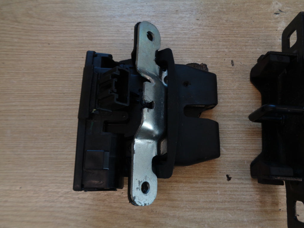 FORD FIESTA MK7 2015 BOOT TAILGATE LOCK MECH MECHANISM HOOK PLATE 8A61-A404B12-A