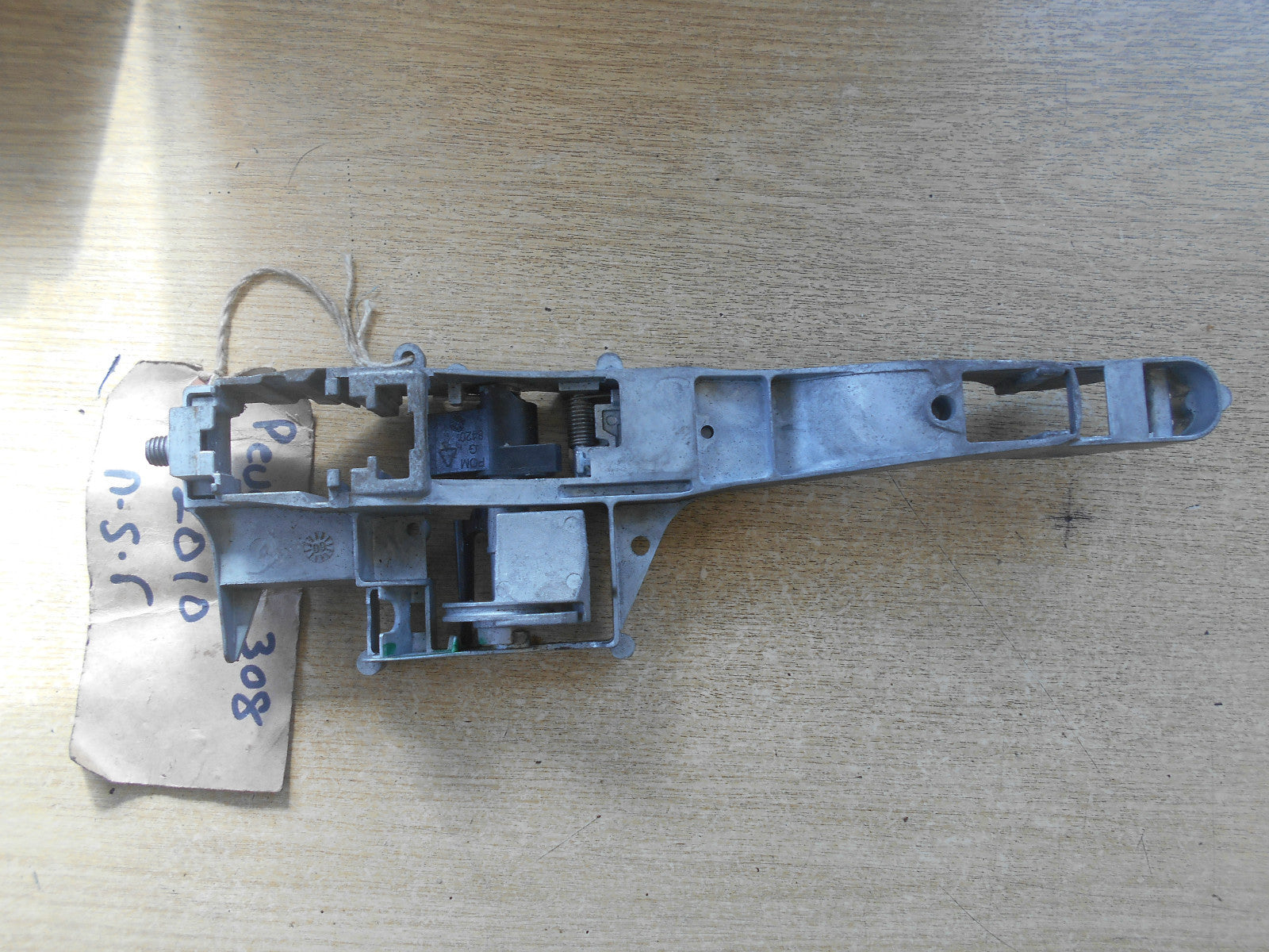 PEUGEOT 308 2010 NSR PASSENGER SIDE REAR EXTERIOR DOOR HANDLE BRACKET PLATE