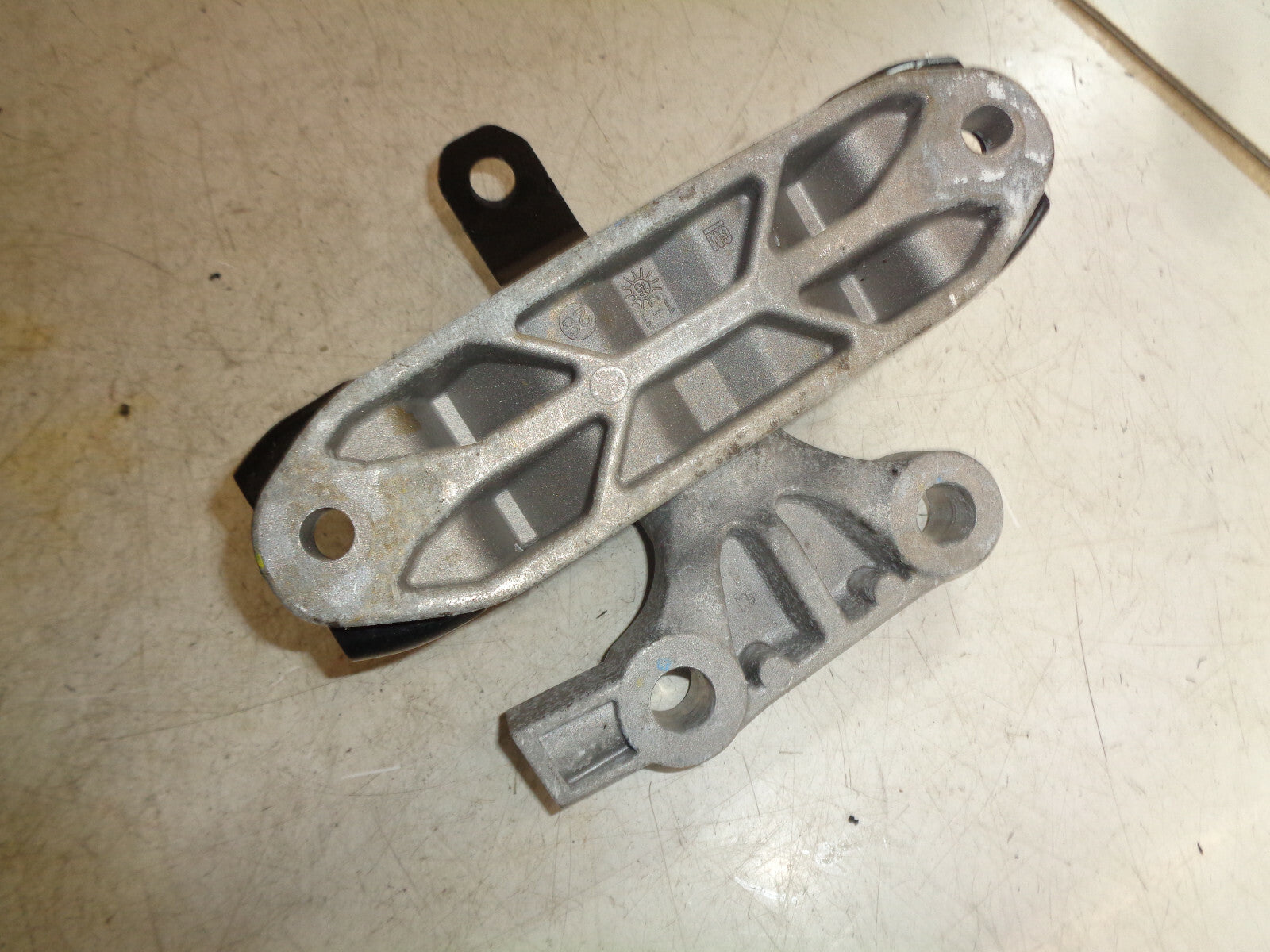 VAUXHALL VIVA 2017 1.0 PETROL MANUAL NS PASSENGER SIDE ENGINE MOUNT