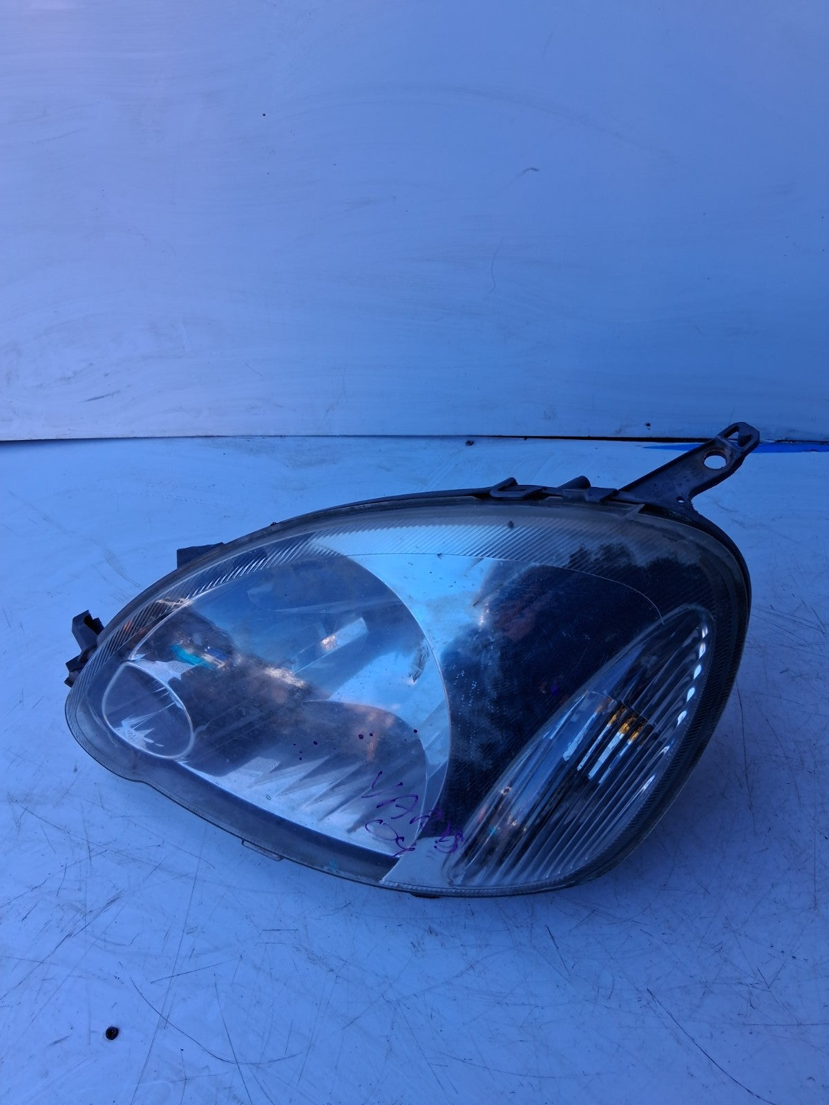 YARIS 2004 NSF FRONT NEAR LEFT PASSENGER SIDE HEADLIGHT HEADLAMP 811700D090