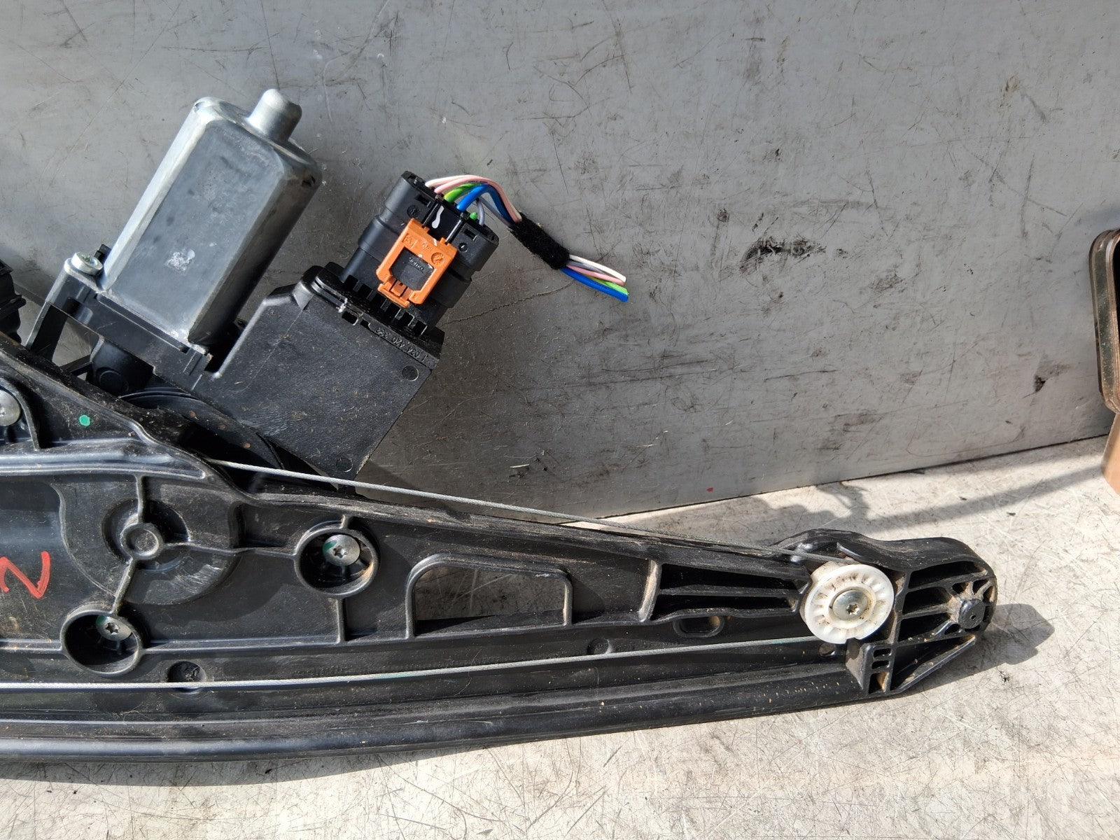 2019 PEUGEOT 5008 MK2 NSF PASSENGER SIDE FRONT WINDOW MOTOR REGULATOR 9830389380