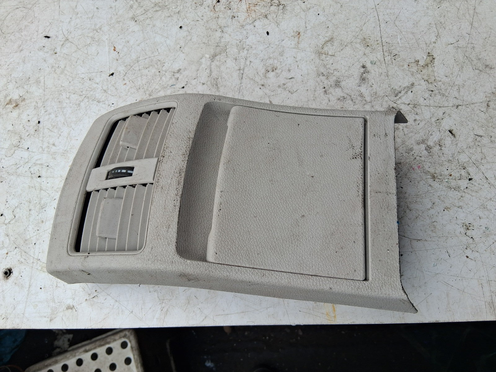 2016 MERCEDES BENZ CLA C117 REAR CENTER CONSOLE BOTH AIRVENTS A2468300502