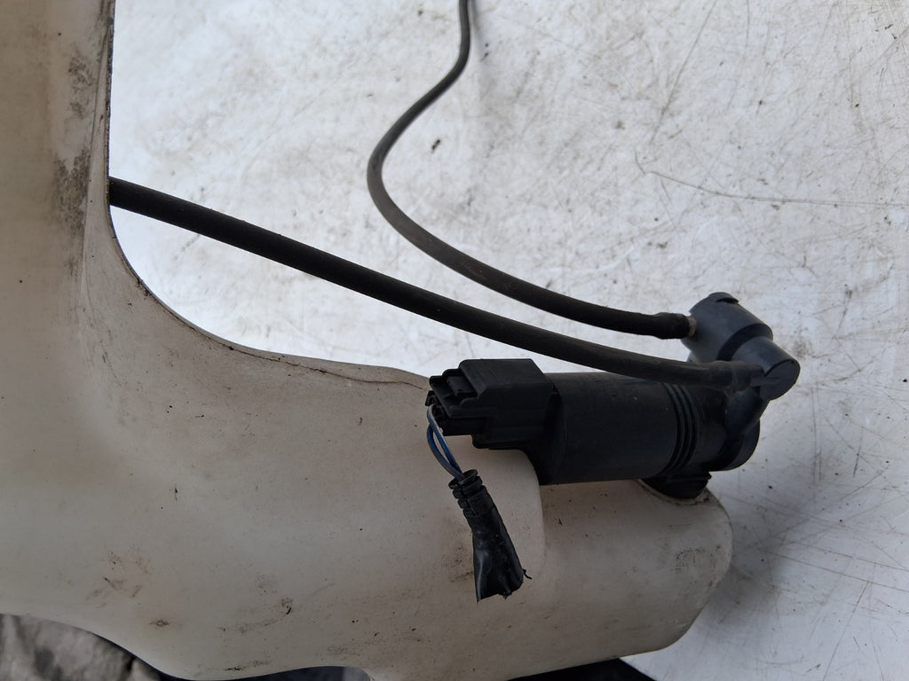 2014 FORD FIESTA MK7 FRONT WINDSCREEN WASHER BOTTLE TANK RESERVOIR