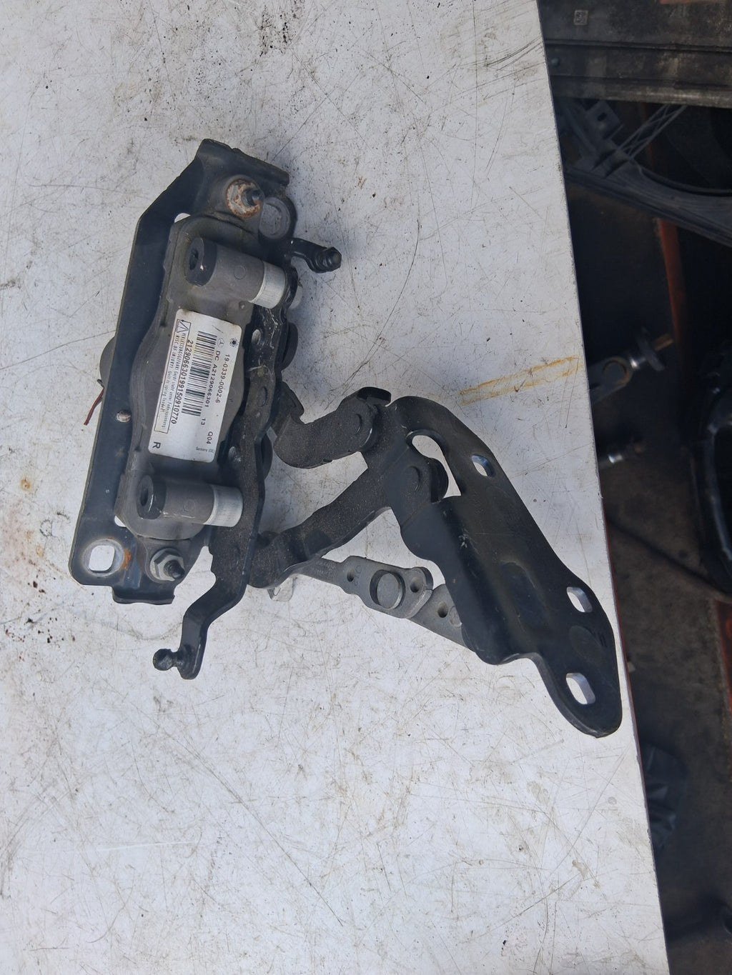 2015 MERCEDES BENZ C CLASS W204 OS DRIVER SIDE BONNET ACTUATOR A2129066301