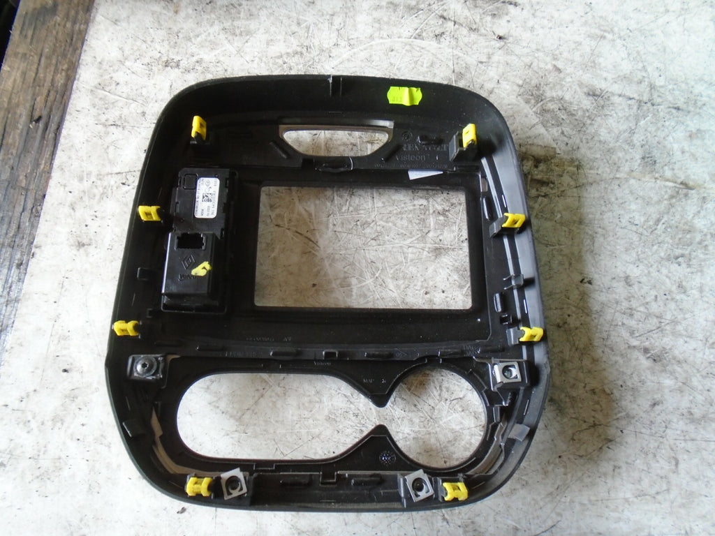 RENAULT CAPTUR 2018 MK1 RADIO STEREO SURROUND TRIM 682705384