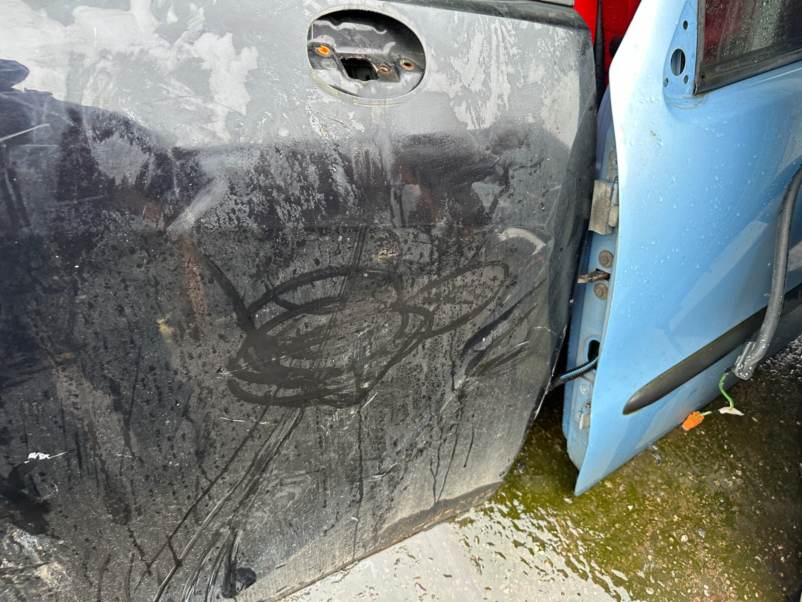 VAUXHALL MERIVA B 2011 OSF DRIVER SIDE FRONT DOOR BLACK DENTS