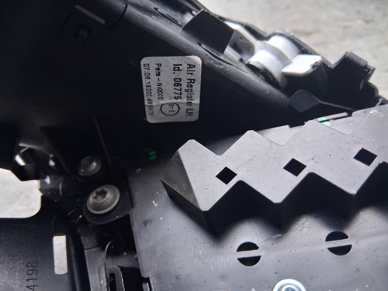 2017 FORD FIESTA SWITCH CONTROL PANEL TRIM WITH AIR VENTS 1700688501