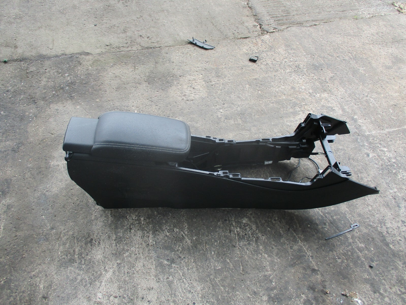 MERCEDES A CLASS W176 PLASTIC CENTRE CONSOLE TRIM & LEATHER HANDREST A1766800900