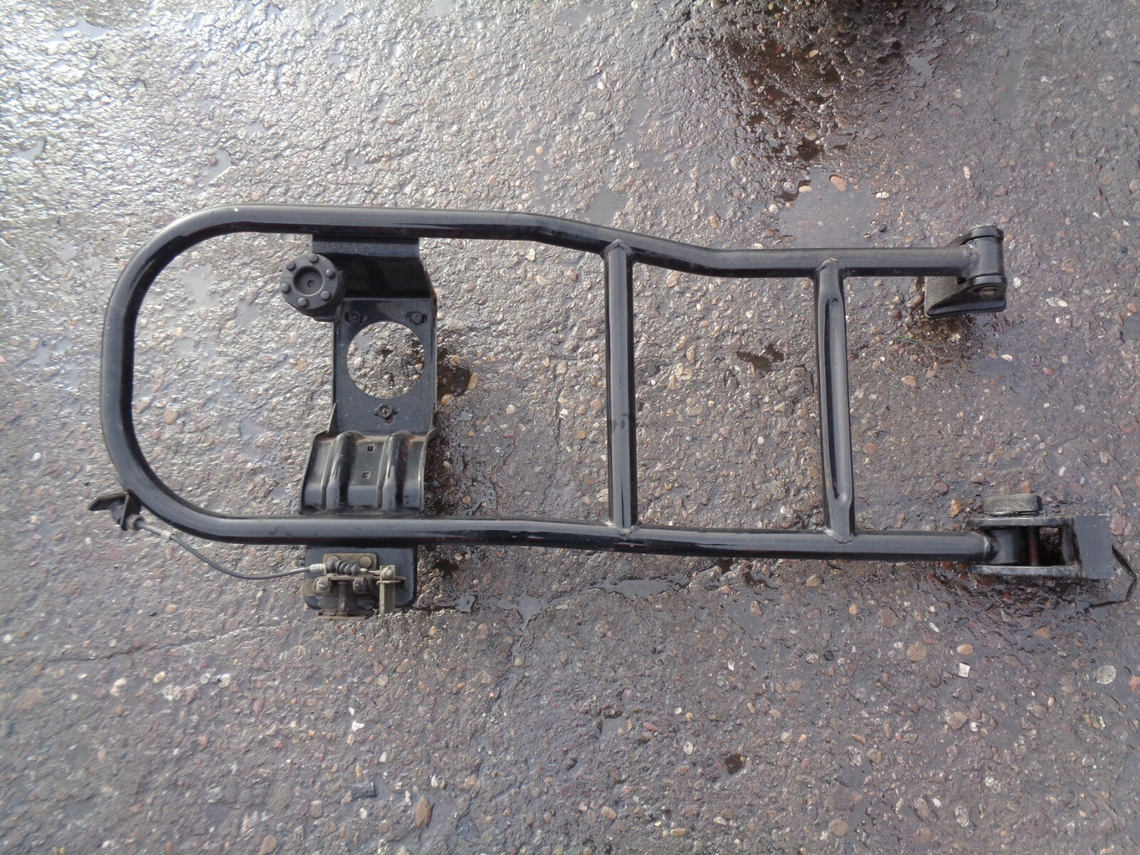 KIA SPORTAGE MK1 2001 RERA BOOT TAILGATE SPARE WHEEL HOLDER