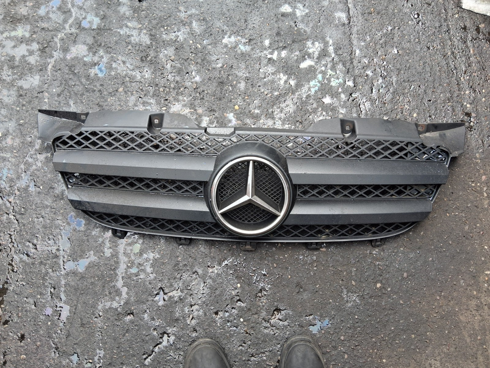 2015 MERCEDES BENZ SPRINTER W907 FRONT BUMPER CENTRE MAIN GRILL A9068800385