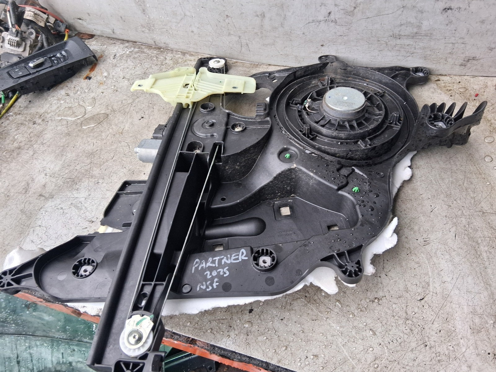2025 CITROEN BERLINGO NSF PASSENGER SIDE FRONT WINDOW MOTOR REGULATOR 9840175880