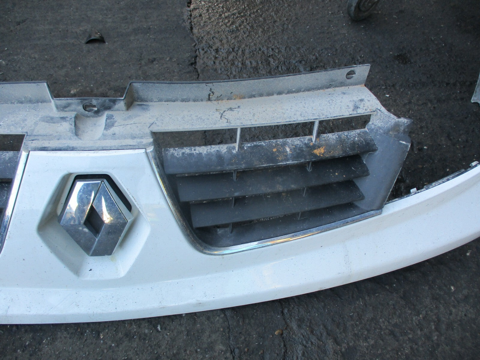 RENAULT TRAFIC MK2 FACELIFT 2014 FRONT BUMPER GRILL TRIM PANEL IN WHITE