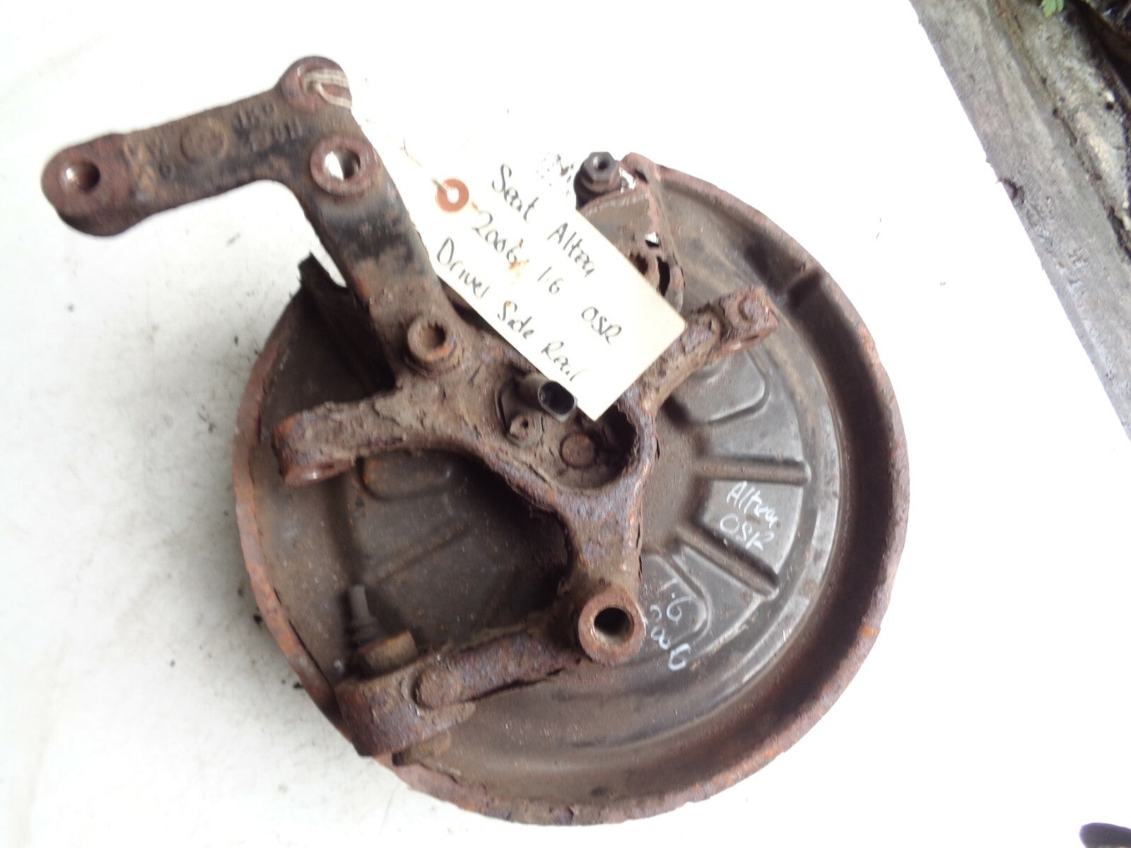 SEAT ALTEA 1.6 2006 OSR DRIVER SIDE REAR WHEEL HUB KNUCKLE BEARING DISC