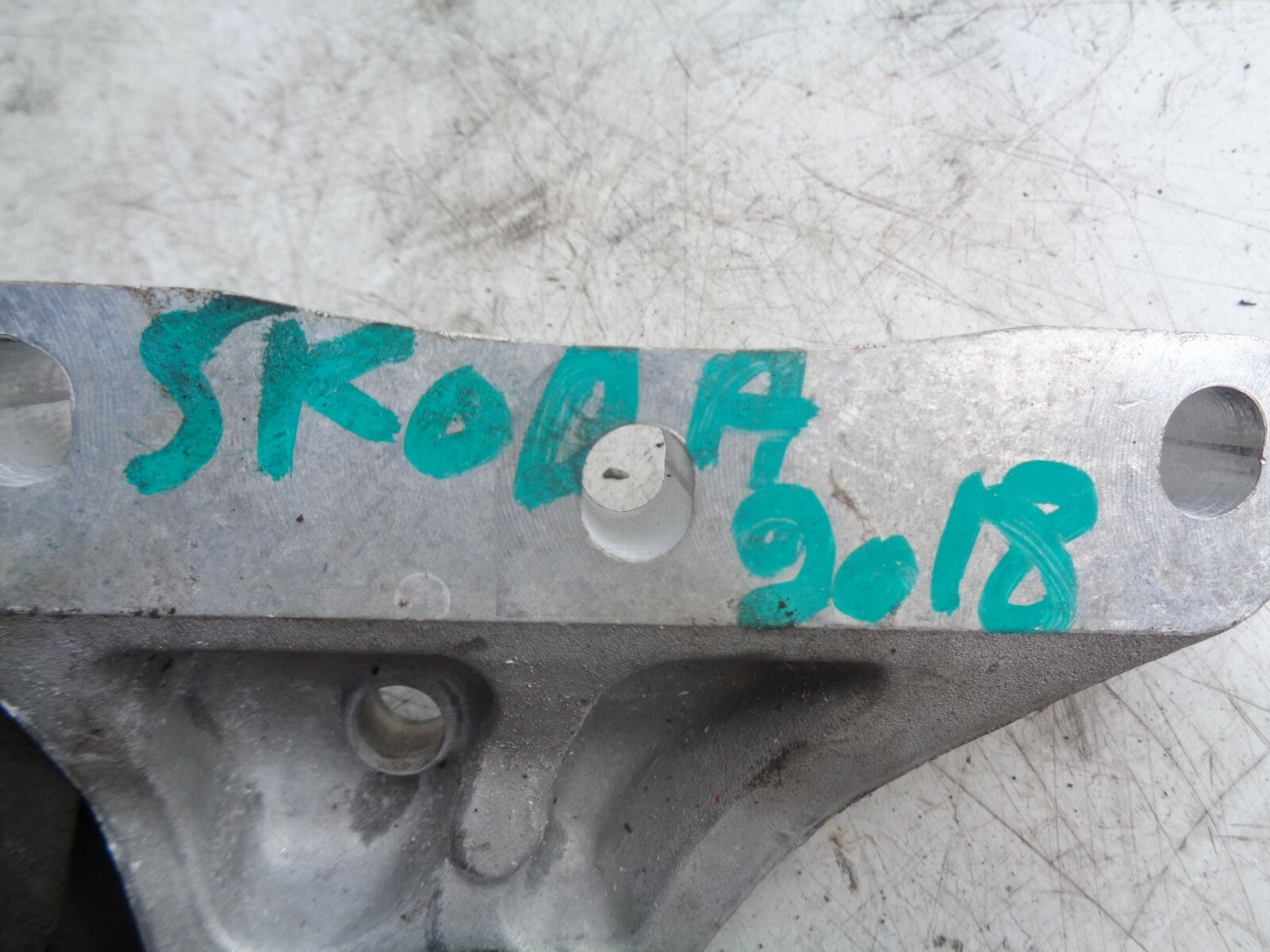 SKODA FABIA 2018 MK3 NJ 1.0 PETROL ENGINE MOUNT BRACKET 6R0199185A