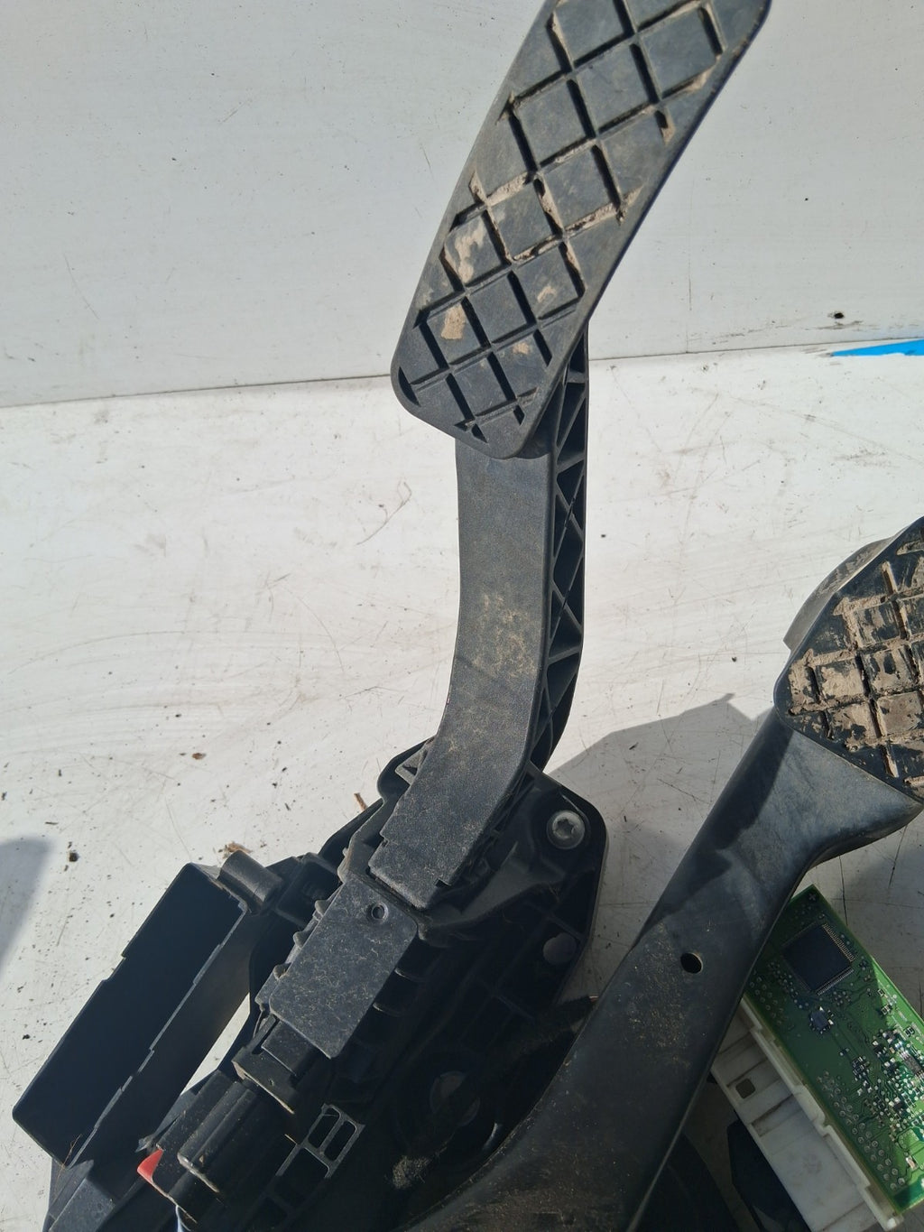2016 VW VOLKSWAGEN TIGUAN CLUTCH AND BREAK PEDAL PADS 5Q2723058AJ