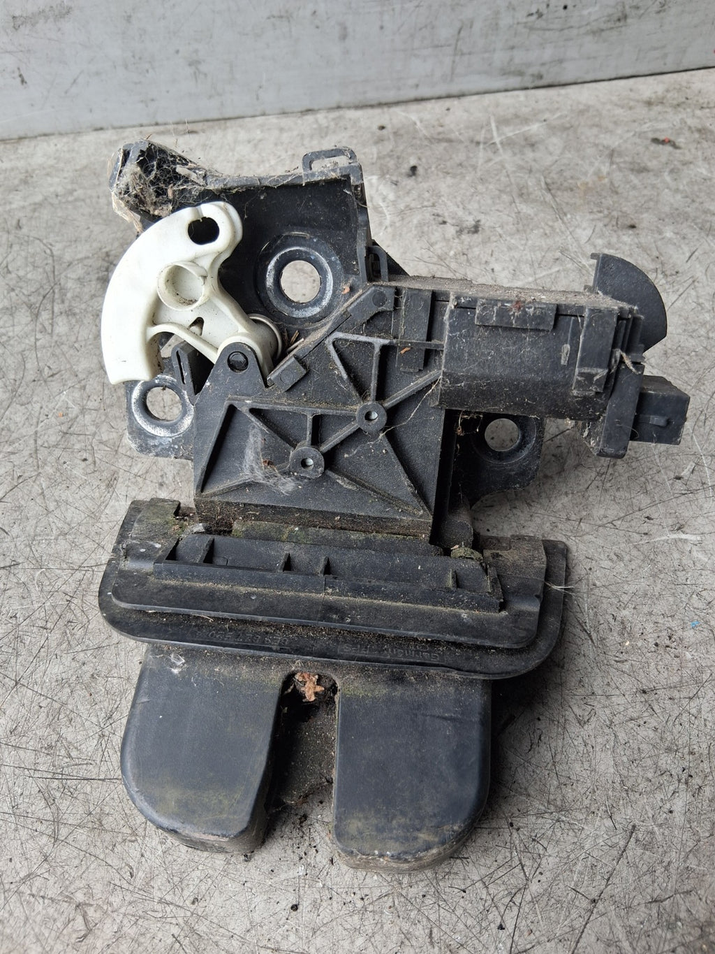 2011 AUDI A4 TAILGATE BOOTLID REAR LOCK MECHANISM