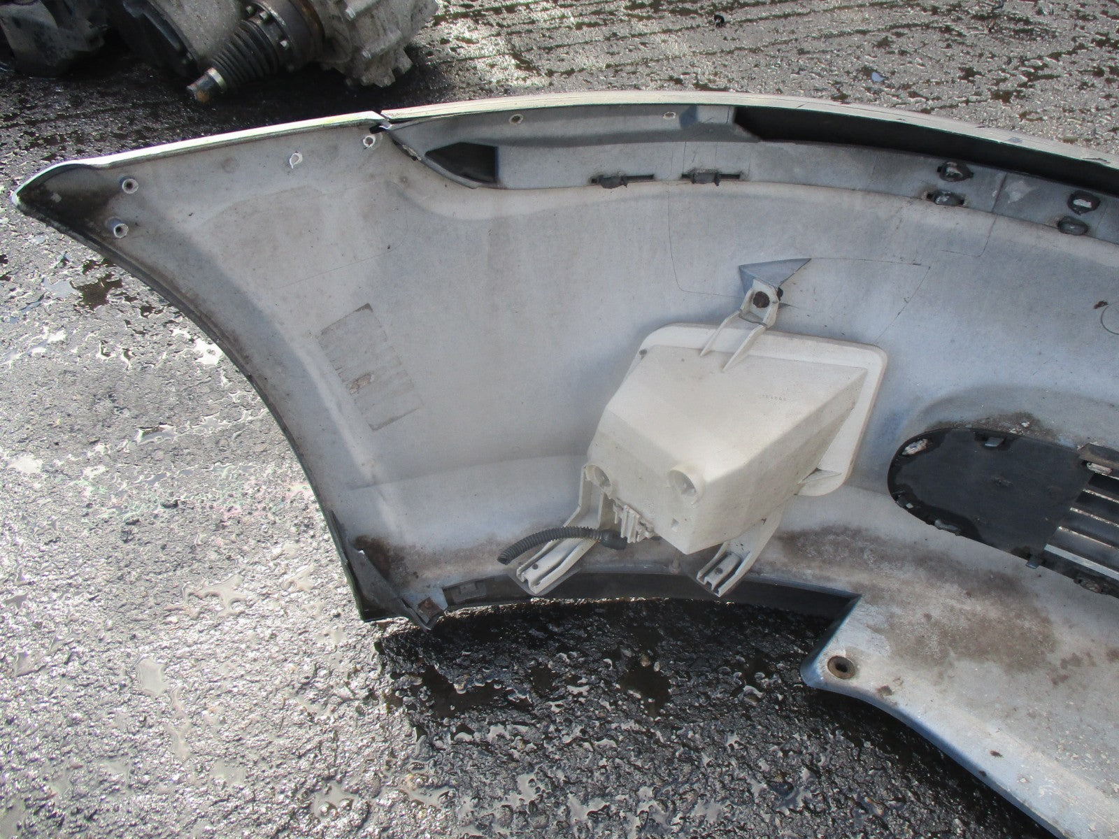 1998 VAUXHALL VECTRA DTI FRONT BUMPER AND GRILL GRILLE BLUE NO FOG LIGHTS