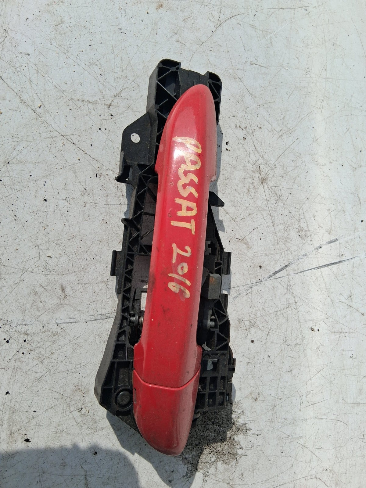 2016 VW VOLKSWAGEN PASSAT B7 NSF PASSENGER SIDE FRONT LEFT DOOR HANDLE RED