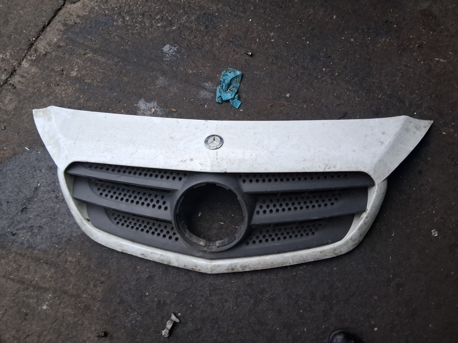2015 MERCEDES CITAN FRONT BUMPER GRILL GRILLE WHITE 1202901X