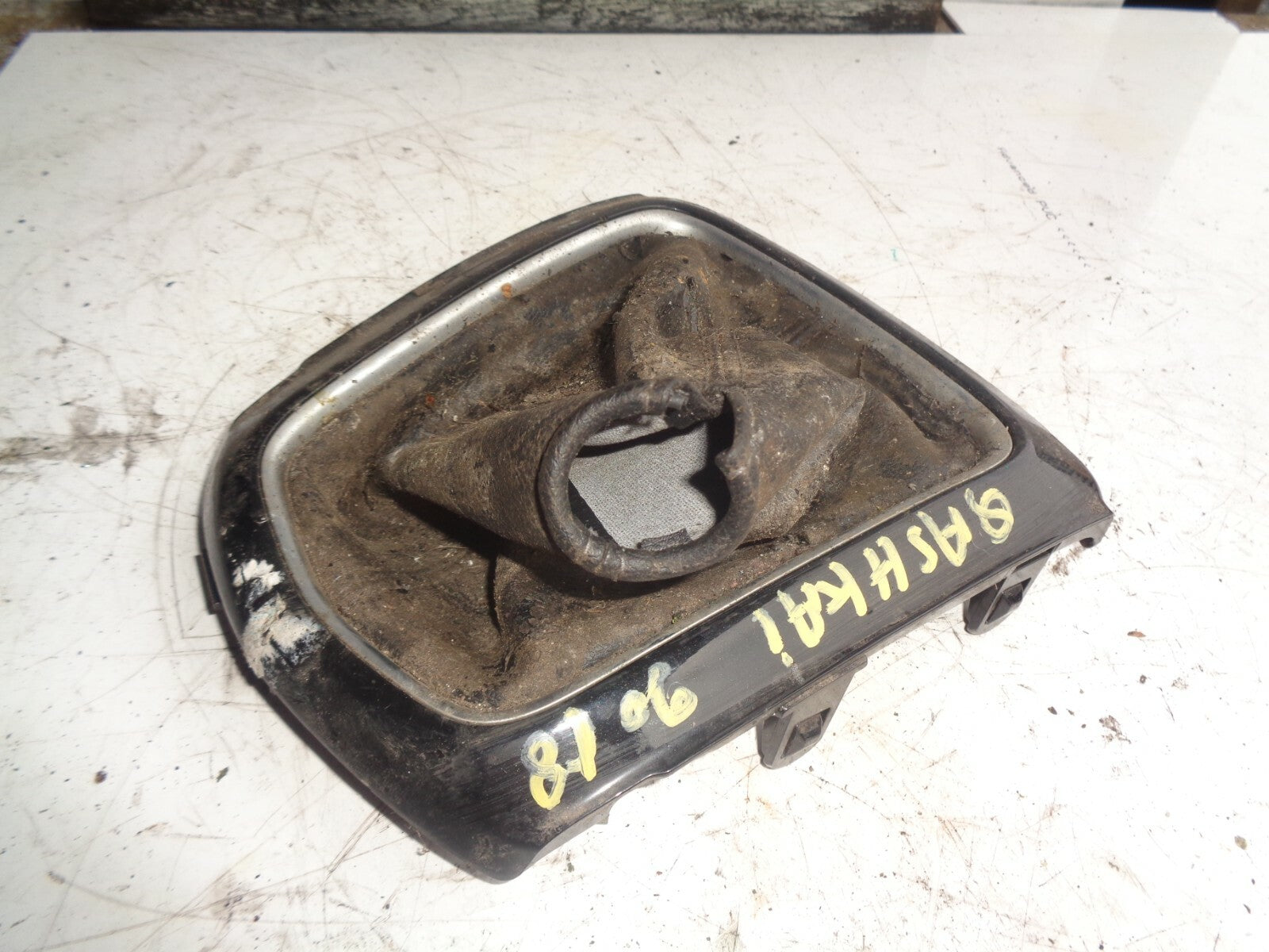 NISSAN QASHQAI J11 MK2 2018 GEAR SELECTOR SURROUND TRIM 96935hv51a